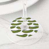 大きなディルのカリカリのグリーンコーシェースピックルの一種 ワイングラスタグ (クローズアップ)