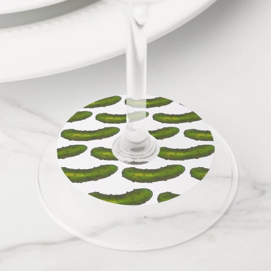 大きなディルのカリカリのグリーンコーシェースピックルの一種 ワイングラスタグ (クローズアップ)