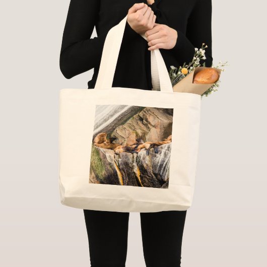 大きなトートバッグの上に横たわるアシカ ラージトートバッグ (正面(商品))