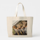 大きなトートバッグの上に横たわるアシカ ラージトートバッグ (裏面)