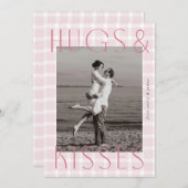 大きなハグとキスを持つロマンチックなピンクのプライド シーズンカード (正面/裏面)