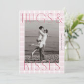 大きなハグとキスを持つロマンチックなピンクのプライド シーズンカード (スタンド正面)