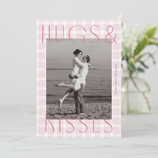 大きなハグとキスを持つロマンチックなピンクのプライド シーズンカード (スタンド正面)