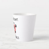 大きなハートが4つの足で歩く – かわいいペット好き カフェラテマグ (正面)