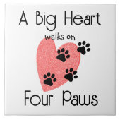 大きなハートが4つの足で歩く – かわいいペット好き タイル (正面)