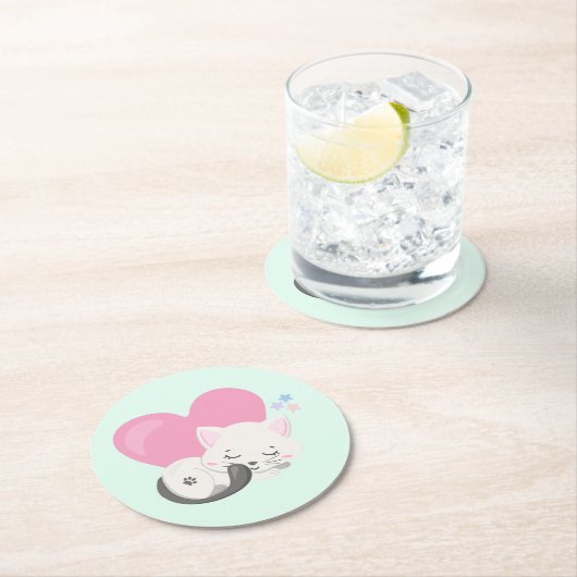 大きなピンクのハートと寝るネコちゃん ラウンドペーパーコースター (インサイチュ)