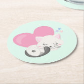 大きなピンクのハートと寝るネコちゃん ラウンドペーパーコースター (アングル)