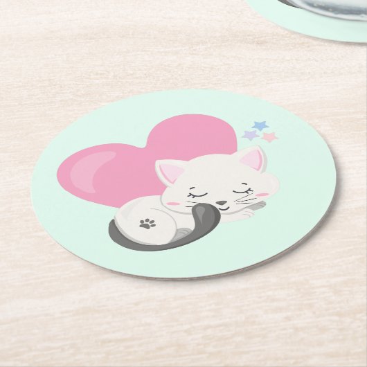 大きなピンクのハートと寝るネコちゃん ラウンドペーパーコースター (アングル)