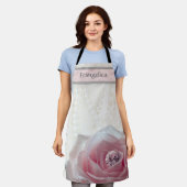 大きなピンクのバラ（ダイヤモンド付き） パーソナライズされた エプロン (着用した状態)
