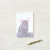 大きなピンクの耳とあなたの名前を持つかわいい小さなマウス ポストイット (デスク上)