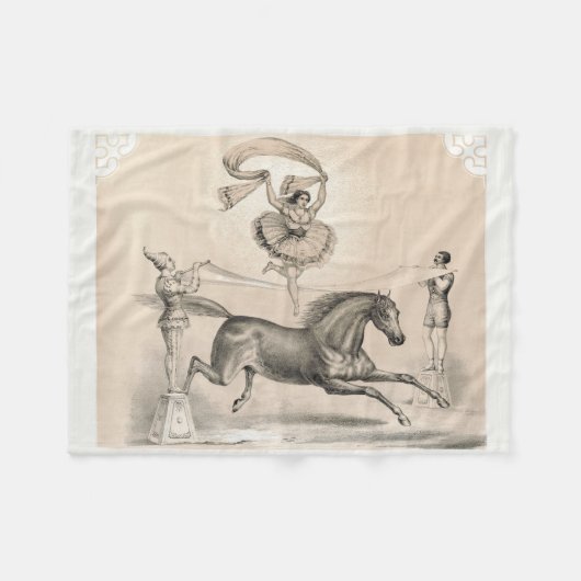 大きなリボンを飛び越えるサーカスのパフォーマー フリースブランケット (正面(横))