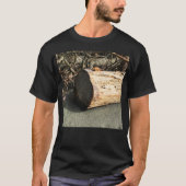 大きな丸太の後ろのマーフィー Tシャツ (正面)