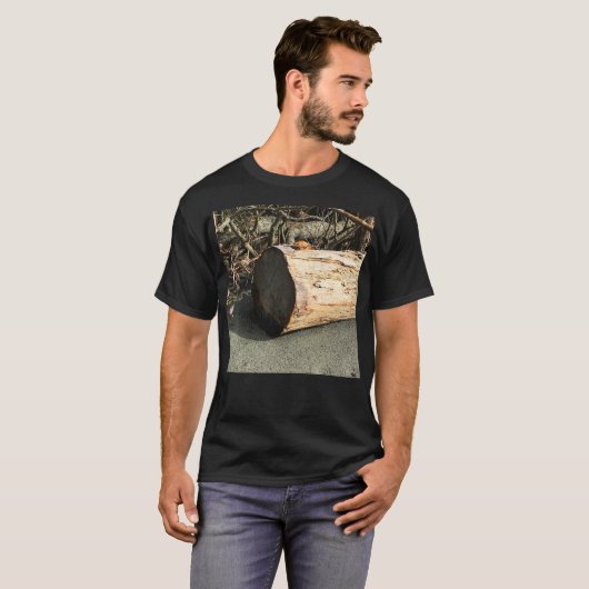 大きな丸太の後ろのマーフィー Tシャツ (正面フル)