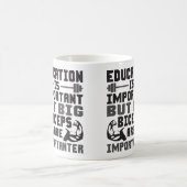 大きな二頭筋は教育より重要 コーヒーマグカップ (中央)