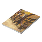 大きな古い木製の樽を持つワインセラーワイナリー ノートパッド (回転)