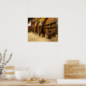 大きな古い木製の樽を持つワインセラーワイナリー ポスター (キッチン)