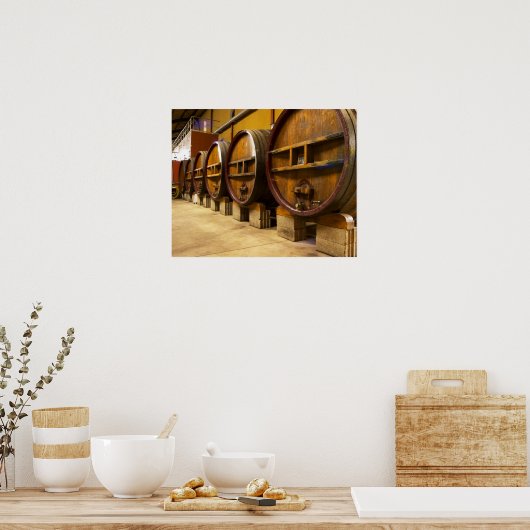 大きな古い木製の樽を持つワインセラーワイナリー ポスター (キッチン)