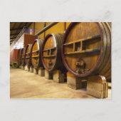 大きな古い木製の樽を持つワインセラーワイナリー ポストカード (正面)