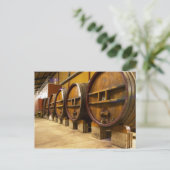 大きな古い木製の樽を持つワインセラーワイナリー ポストカード (スタンド正面)