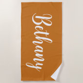 大きな名前(白で深い黄色ブラウン) ビーチタオル (正面)