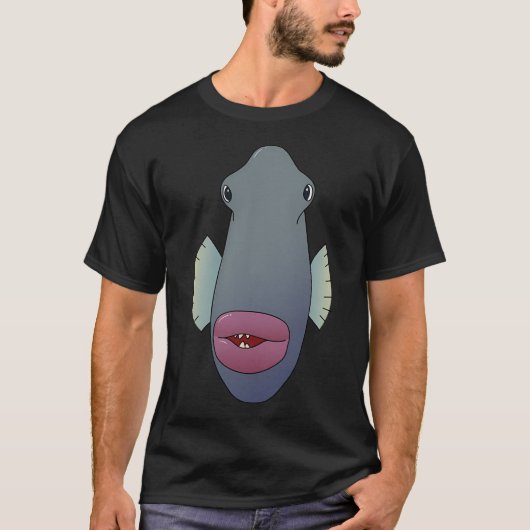 大きな唇の長い顔の魚 Tシャツ (正面)
