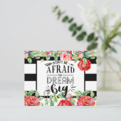 大きな夢を怖がらない – 赤いバラの引用文ギフト ポストカード (スタンド正面)