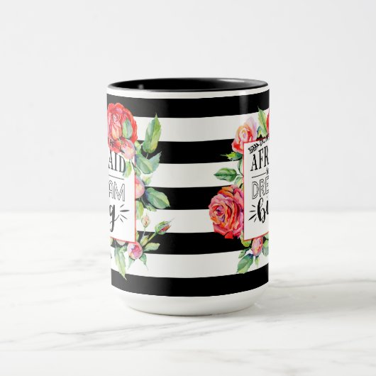 大きな夢を怖がらない – 赤いバラの引用文ギフト マグカップ (中央)