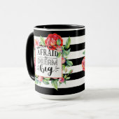 大きな夢を怖がらない – 赤いバラの引用文ギフト マグカップ (正面左)