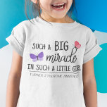 大きな奇跡のターナー症候群認識度 Tシャツ<br><div class="desc">2000年の女の子の救済1人に影響を与える珍しい染色体の状態であるターナー症候群の認識度を広げる白いTシャツ。それはプレゼント2つの美しい蝶、キャプション"このような小さな女の子でこのような大きな奇跡"と黒いフォントで"ターナー症候群の認識度"をモダン持つ。(ターナー症候群認識度の月は2月)</div>