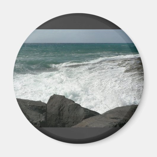 大きな岩で波が砕ける マグネット (正面)