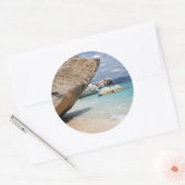 大きな岩の丸いシールとサルデーニャビーチ ラウンドシール (封筒)