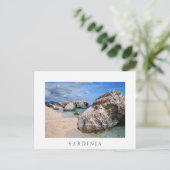 大きな岩オンサルデーニャビーチ白い文字はがき ポストカード (スタンド正面)