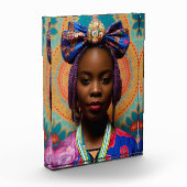 大きな弓とメダリオンを持つアフリカの女性 フォトブロック (左)