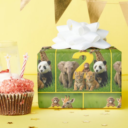 大きな数字の2と一緒にいる赤ちゃんアフリカの動物たち ラッピングペーパー (誕生日パーティー)