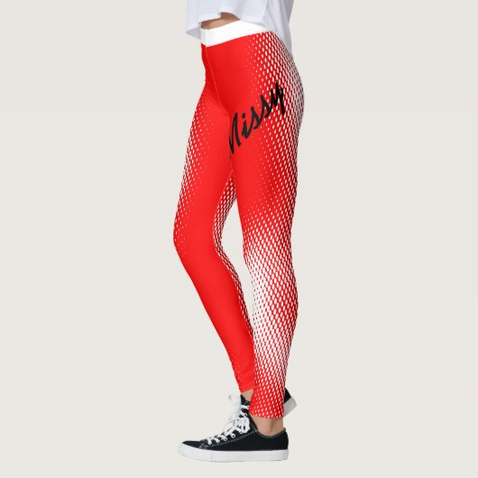 大きな文字でドットのパターンを使用したミッシー レギンス (左)