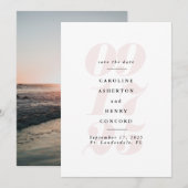 大きな日付と写真が特徴の、はにかんだようなピンクのデザイン セーブザデート (正面/裏面)