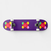 大きな明るいアートドットが紫色の深いに輝く スケートボード (横)