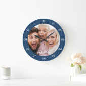 大きな時計のモダンスクリプトを含む家族写真 ラージ壁時計 (ホーム)
