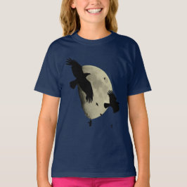 大きな月に映える飛行するカラスのシルエット Tシャツ