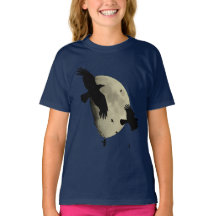 大きな月に浮かぶカラスのシルエット