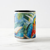 大きな本を読むコンゴウインコ ツートーンマグカップ (中央)