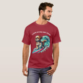 大きな波に乗るサーフボードを持つ犬サーフィンURM Tシャツ (正面フル)