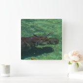 大きな海馬が水中を泳いでいる。 スクエア壁時計 (ホーム)