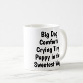 大きな犬が小さな子犬の泣き顔を慰めるマグカップ コーヒーマグカップ (正面右)