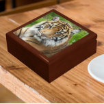 大きな猫スマトラーンTiger写真 ギフトボックス<br><div class="desc">木製のギフトボックスには、絶滅危惧種であるスマトラン・タイガーの写真をモチーフにしたセラミックタイルが入った小さなジュエリーやトライケットが入っている。ギフトボックスのサイズと色を選択。</div>