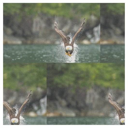 大きな獲物にハゲのワシ ファブリック (クローズアップ)