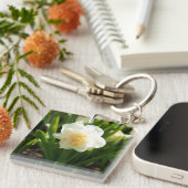 大きな白い水仙が春の日に キーホルダー (正面右)