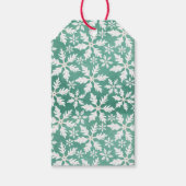 大きな白い雪の結晶が降る緑の背景 ギフトタグ (正面)