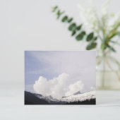 大きな白い雲が山の上にある ポストカード (スタンド正面)