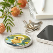 大きな目が岩に立つかわいいフワフワの雛 キーホルダー (側面)